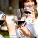 Беременные употребляют алкоголь и подвергают детей риску Женщины пьют алкоголь