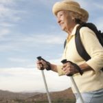 Физическая активность помогает предотвратить деменцию Пожилая женщина занимается ходьбой