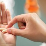 Статины повышают уровень выживаемости при болезнях сердца Женщина принимает таблетки